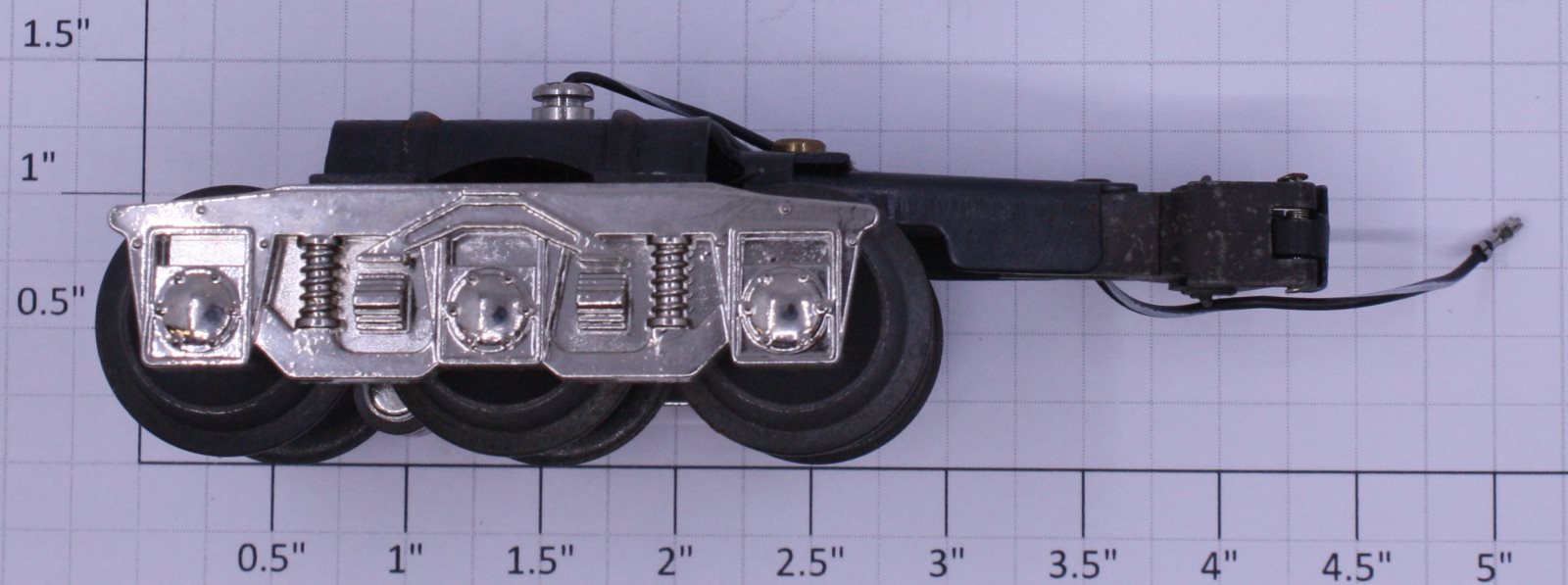Lionel 29087-100 6-Wheel Passenger Truck with Collector and Platinum Sides