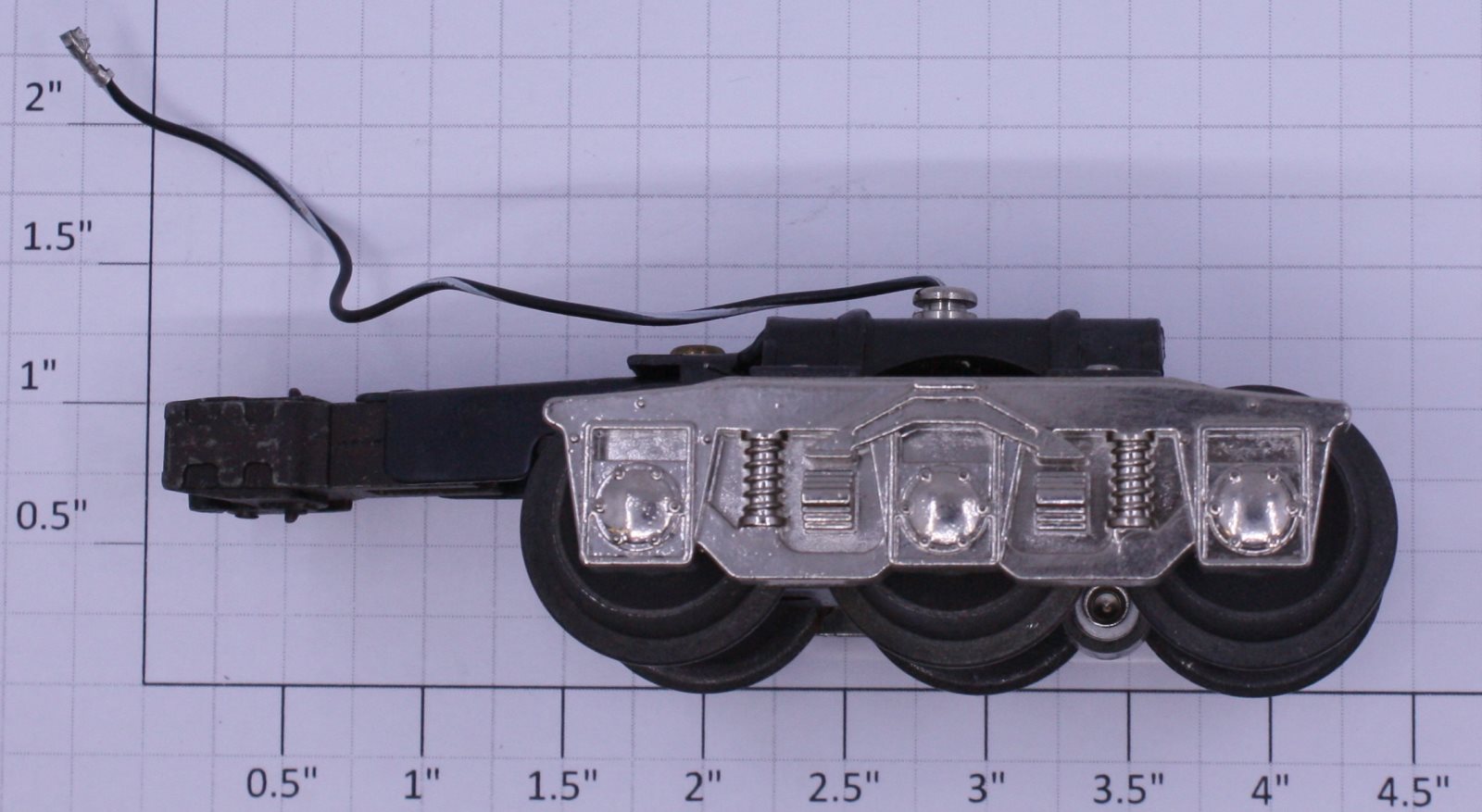 Lionel 29087-100 6-Wheel Passenger Truck with Collector and Platinum Sides