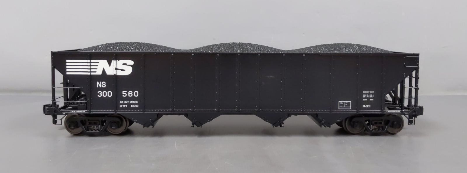 MTH 70-75036 G Scale Norfolk Southern 4 Bay Hopper #300560 w Load (Metal Wheels)