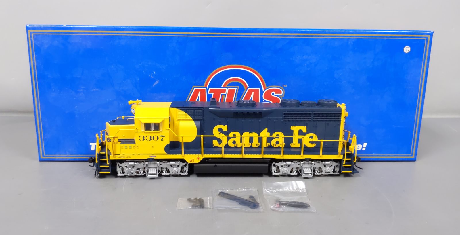 Atlas 3138-2 O Scale ATSF GP-35 Powered Diesel Locomotive #3307 (2-Rail) LN/Box