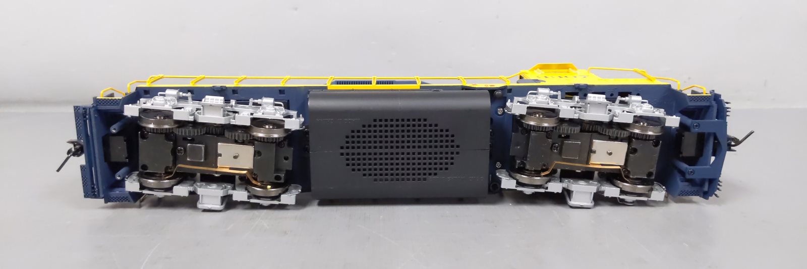 Atlas 3138-2 O Scale ATSF GP-35 Powered Diesel Locomotive #3307 (2-Rail) LN/Box