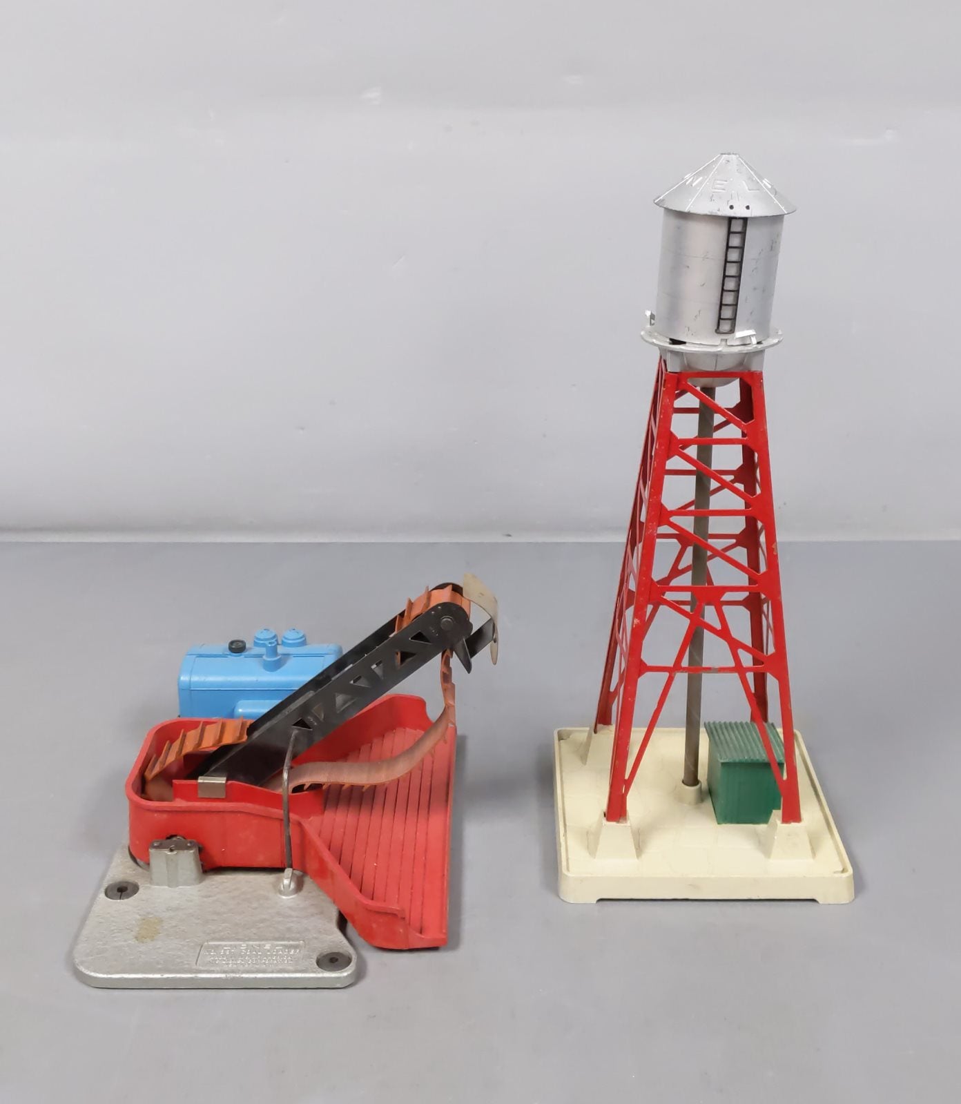 Lionel Vintage O Gauge 193 Industrial Water Tower & 397 Operating Coal Loader VG