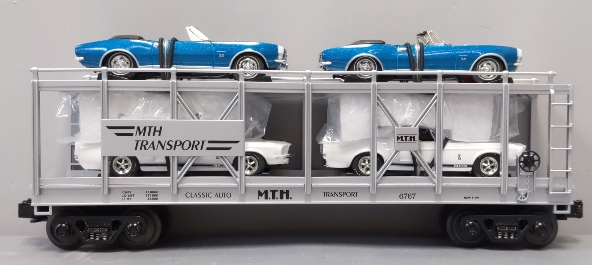 MTH 30-7666 O Gauge Auto Carrier w Two 1967 Camaros & Two 1967 Shelby Mustangs LN