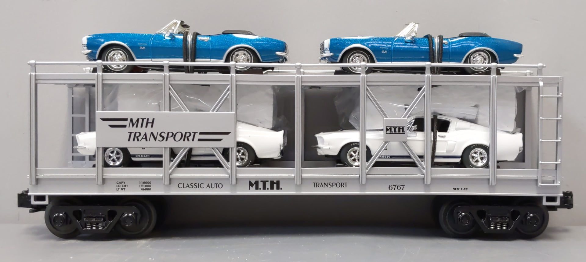 MTH 30-7666 O Gauge Auto Carrier w Two 1967 Camaros & Two 1967 Shelby Mustangs LN