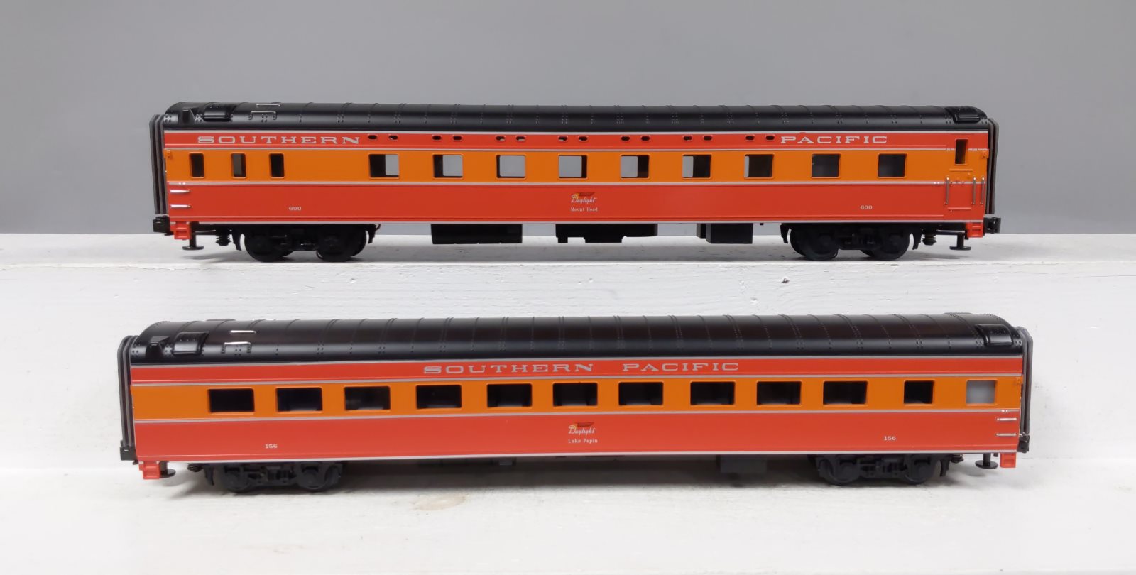 MTH 20-6623 O SP 70' Streamlined Sleeper/Diner Passenger Car Set (Set of 2) EX/Box