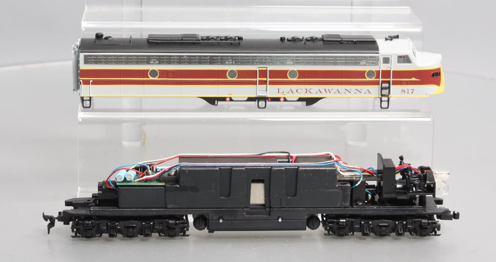 Proto 2000 8707 HO Scale DL&W E8/9 Diesel Locomotive #817 EX/Box