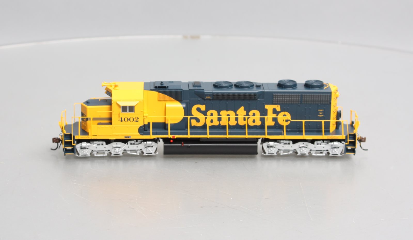 Athearn 64368 HO Scale Santa Fe SD39 Diesel Locomotive #4002