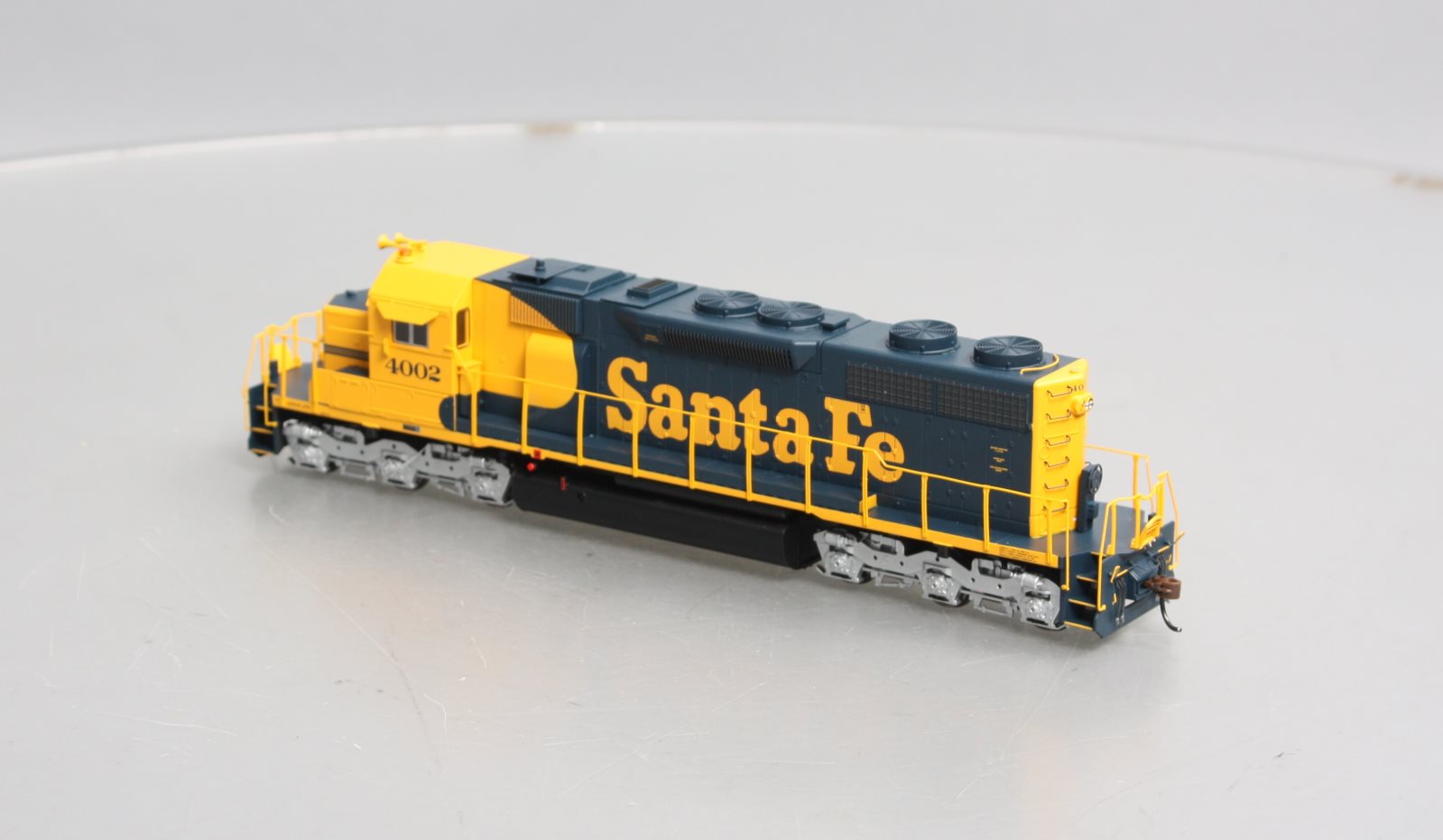 Athearn 64368 HO Scale Santa Fe SD39 Diesel Locomotive #4002