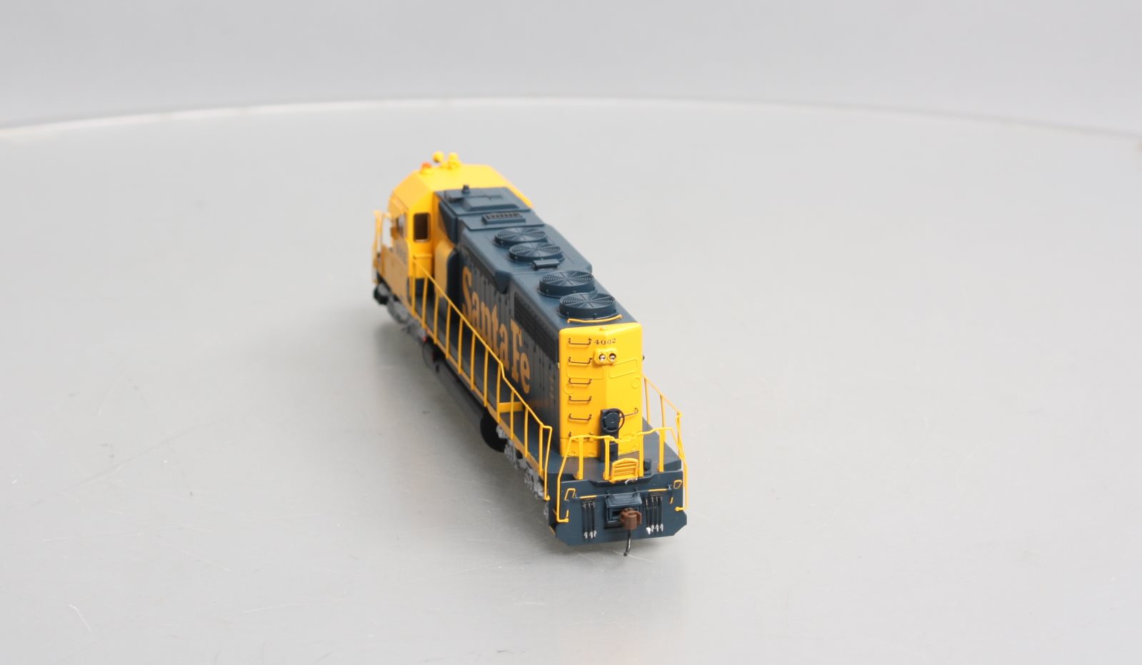 Athearn 64368 HO Scale Santa Fe SD39 Diesel Locomotive #4002