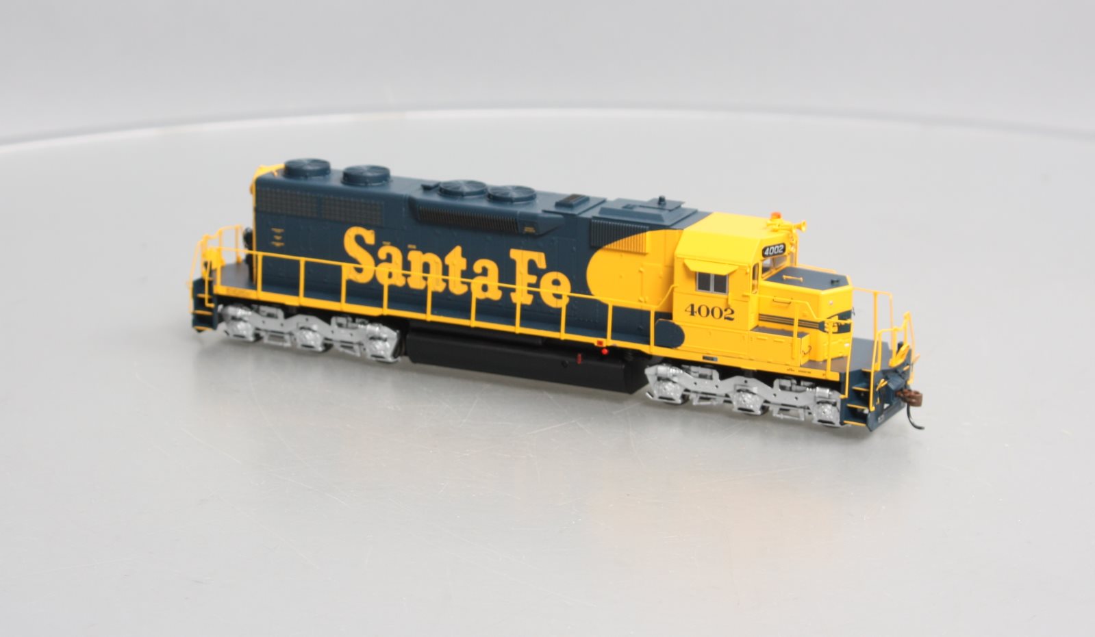 Athearn 64368 HO Scale Santa Fe SD39 Diesel Locomotive #4002