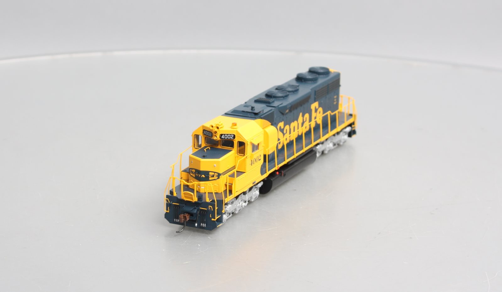 Athearn 64368 HO Scale Santa Fe SD39 Diesel Locomotive #4002