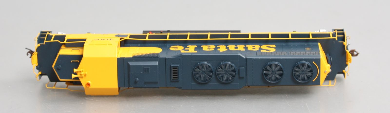 Athearn 64368 HO Scale Santa Fe SD39 Diesel Locomotive #4002