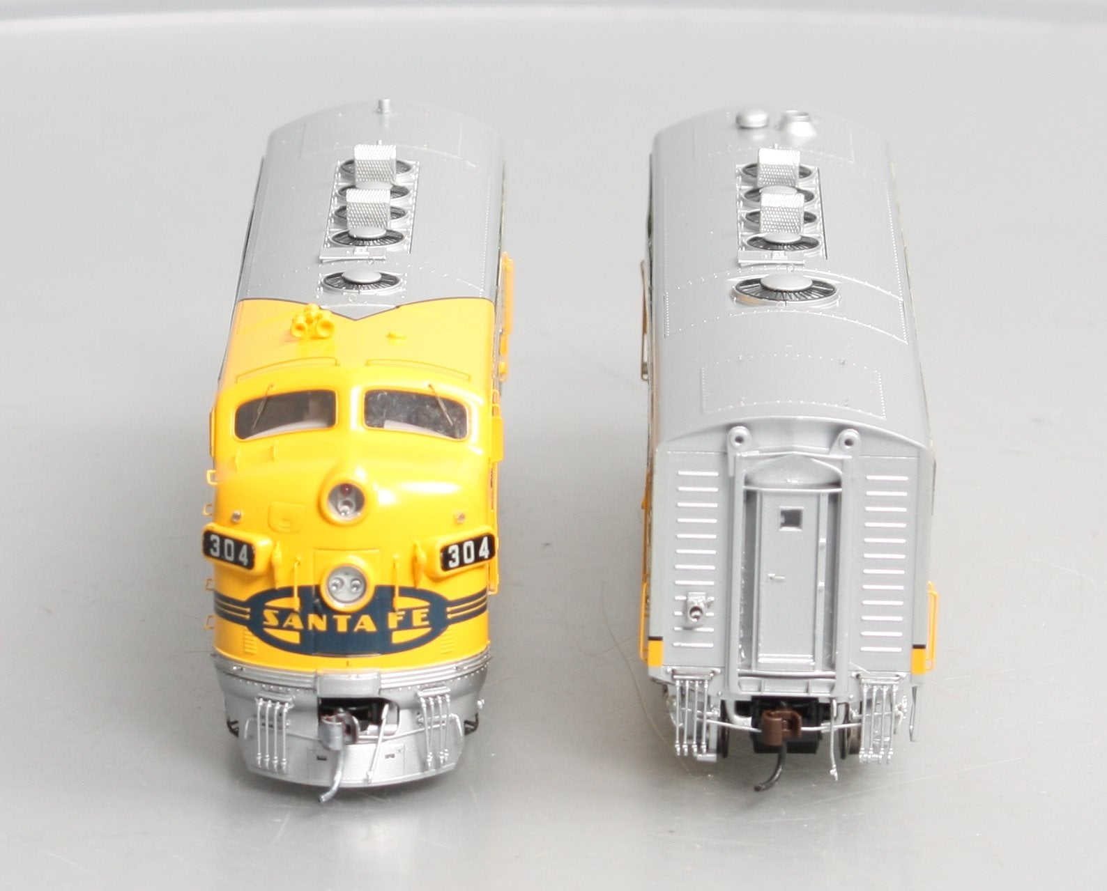 Athearn G22330 HO Santa Fe F7A/F3B Diesel Locomotive w/DCC & Sound #304L, #319B
