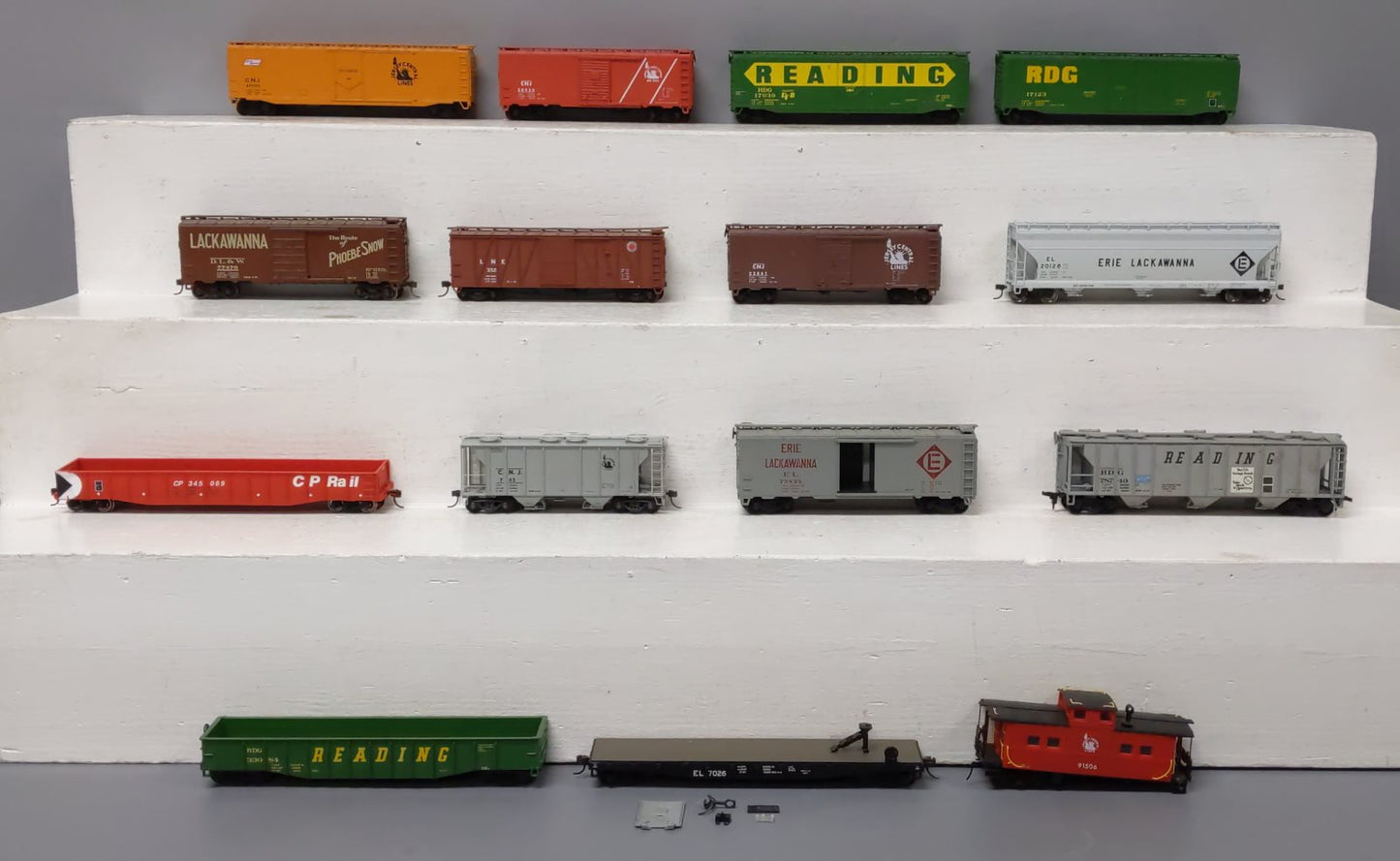 Life Like & Other HO Scale Assorted Freight Cars [15] VG