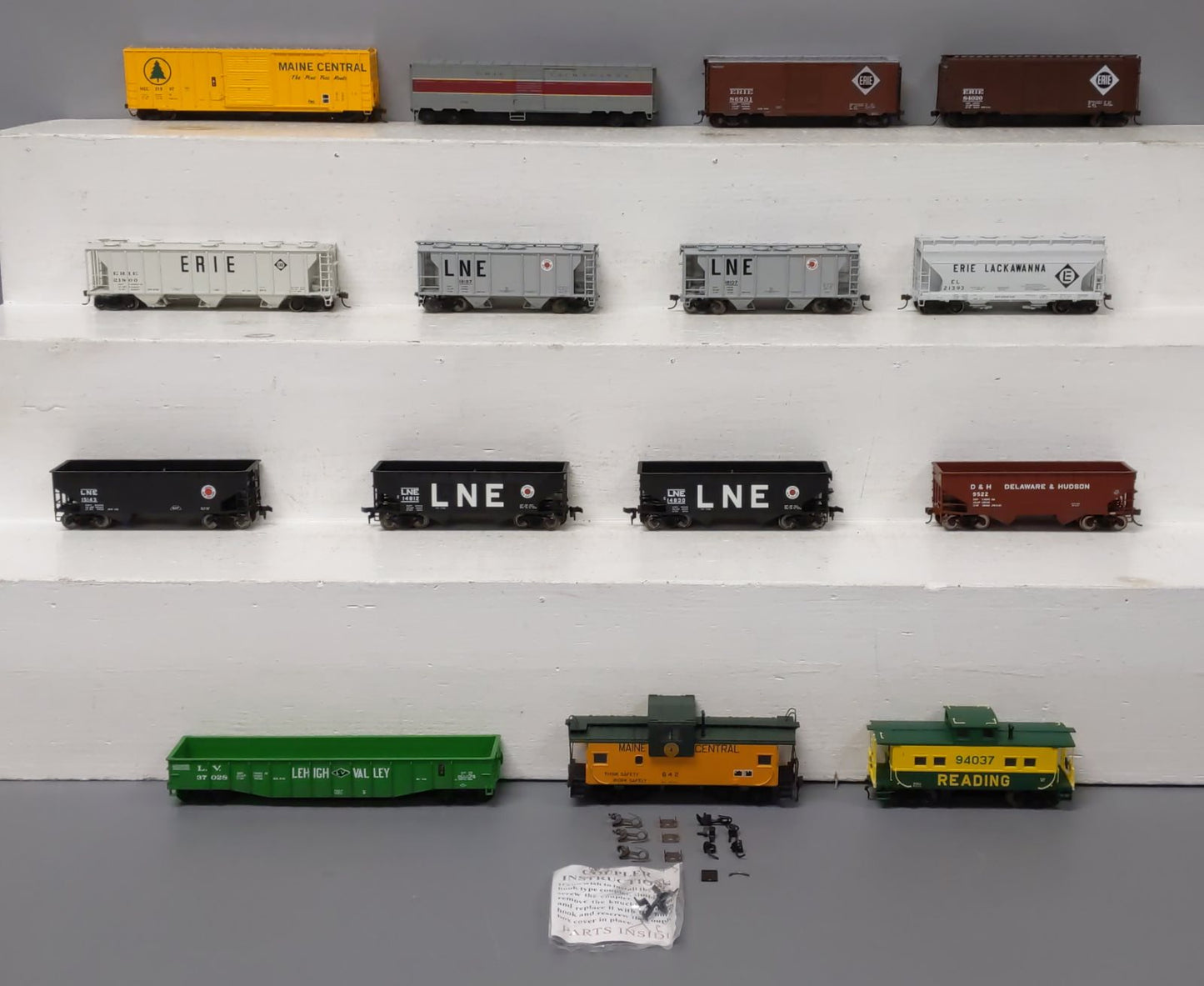 Life Like & Other HO Scale Assorted Freight Cars [15] EX