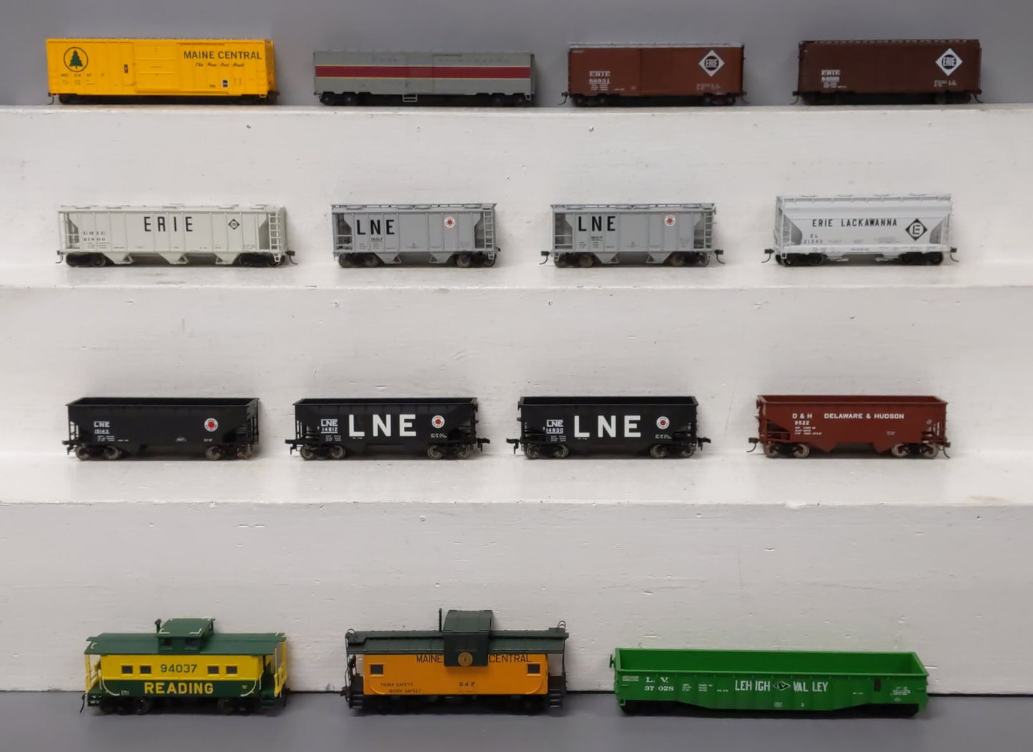 Life Like & Other HO Scale Assorted Freight Cars [15] EX