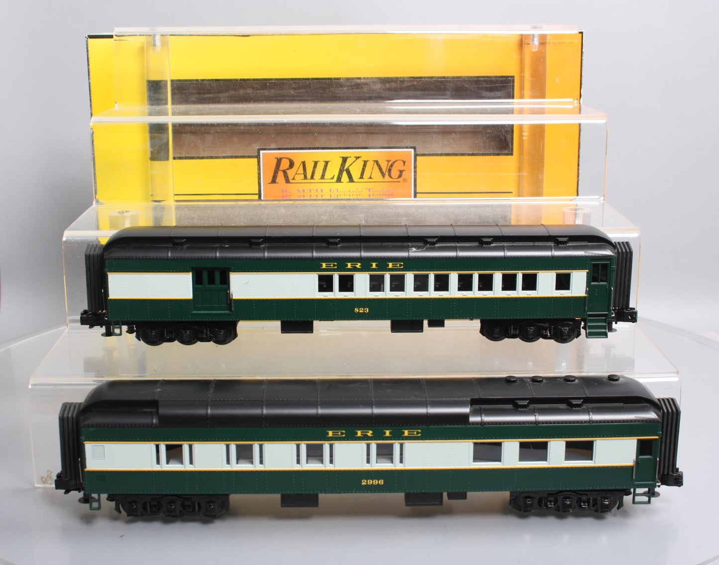 MTH 30-69068 O Erie RailKing 60’ Madison Combo/Diner Car Set (Set of 2)