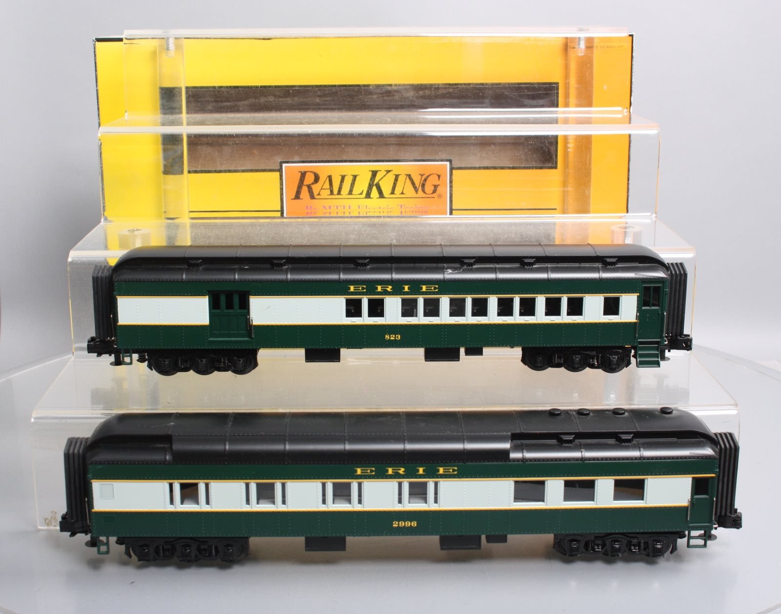 MTH 30-69068 O Erie RailKing 60’ Madison Combo/Diner Car Set (Set of 2)