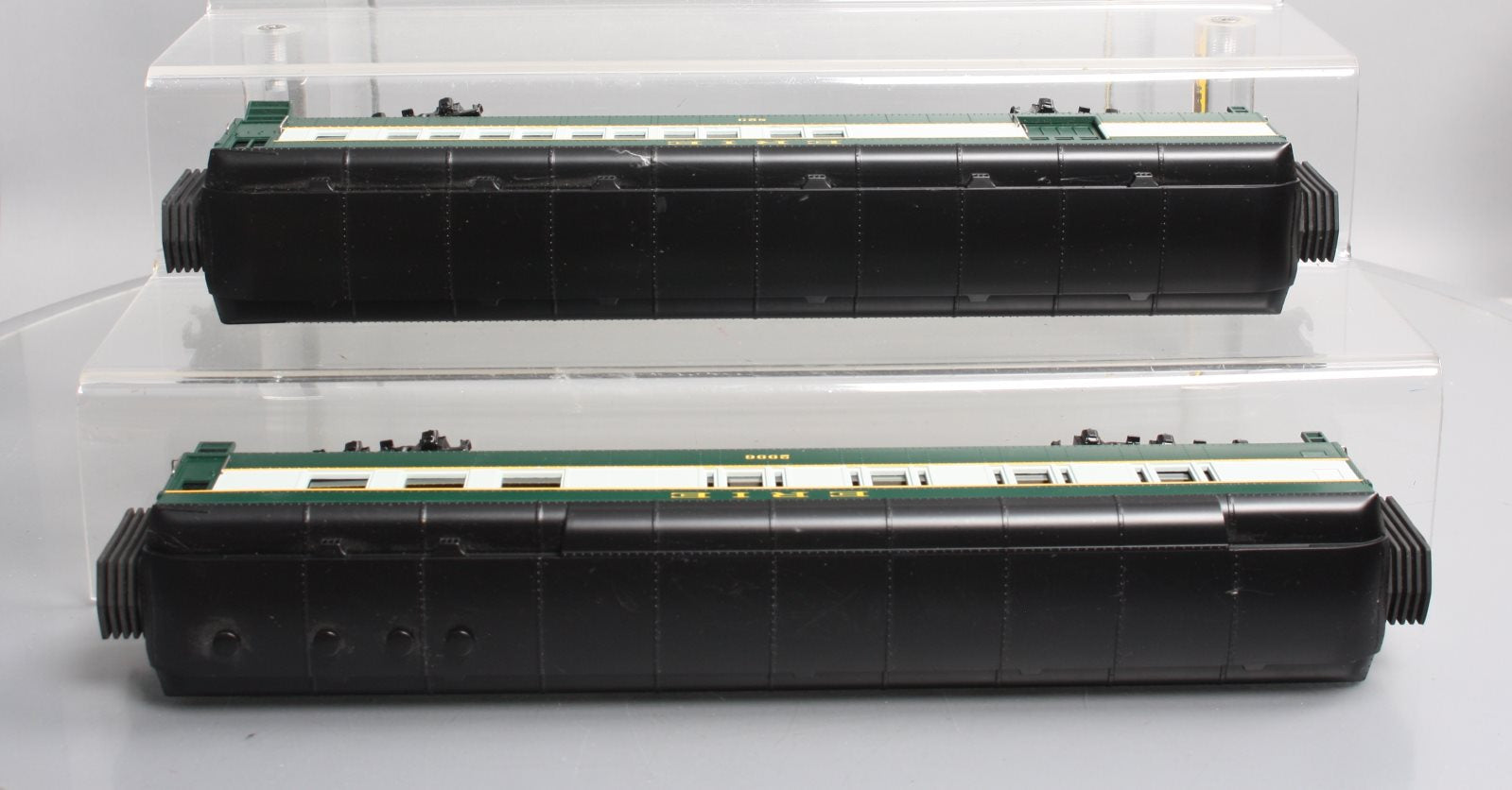 MTH 30-69068 O Erie RailKing 60’ Madison Combo/Diner Car Set (Set of 2)