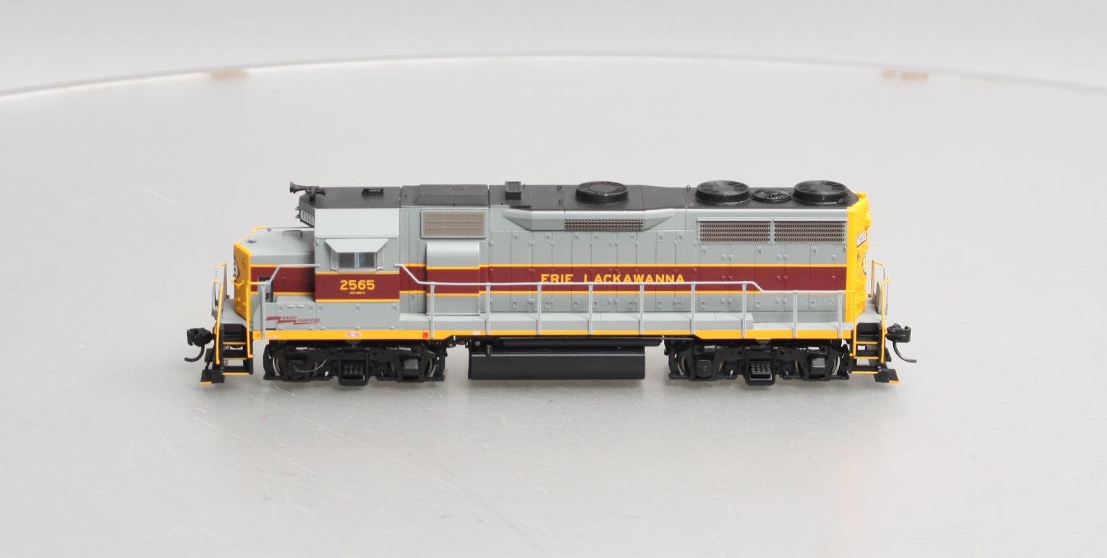 Walthers 920-49157 HO Erie Lackawanna EMD GP35 PH II Diesel Locomotive #2565