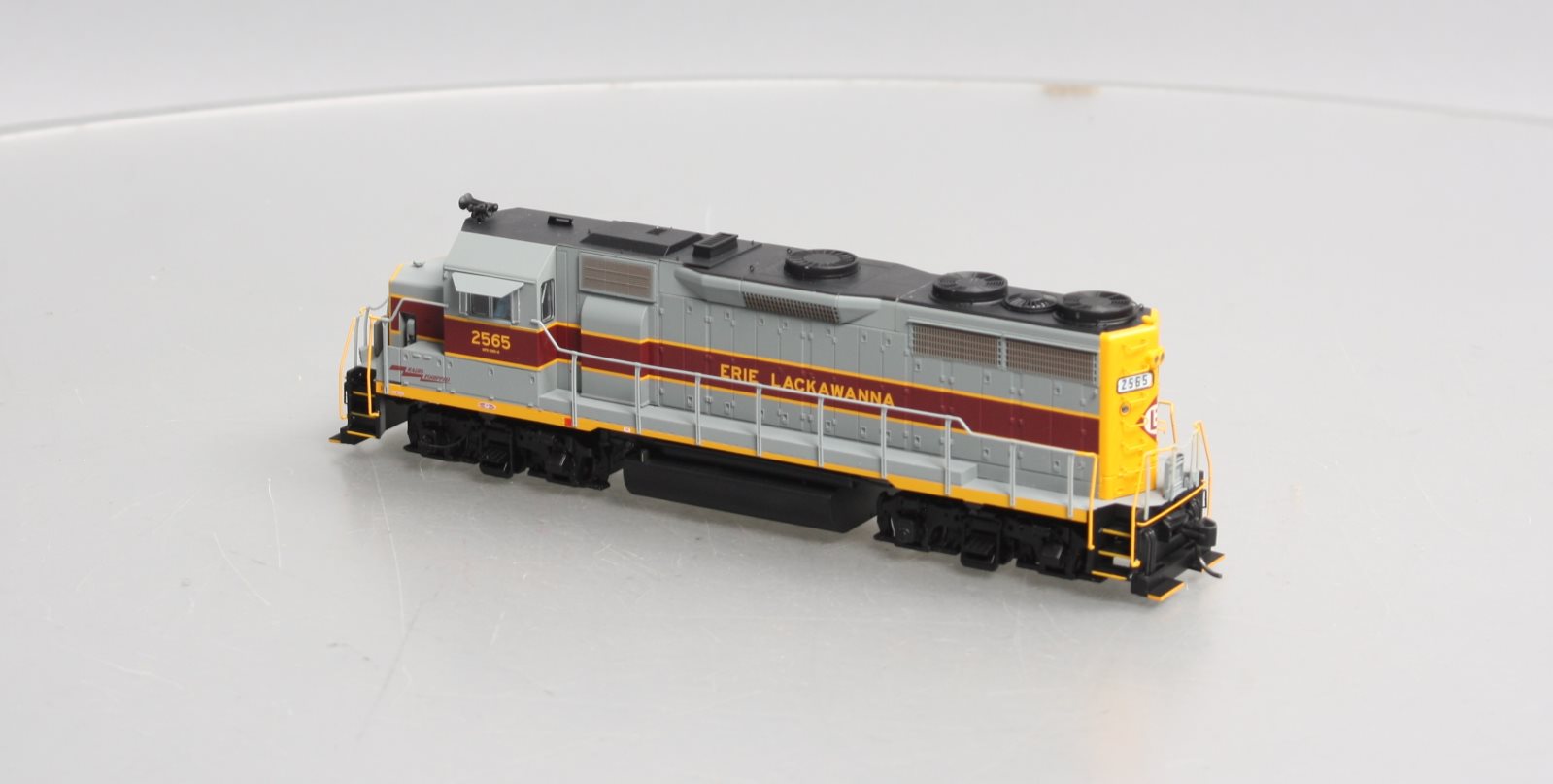 Walthers 920-49157 HO Erie Lackawanna EMD GP35 PH II Diesel Locomotive #2565