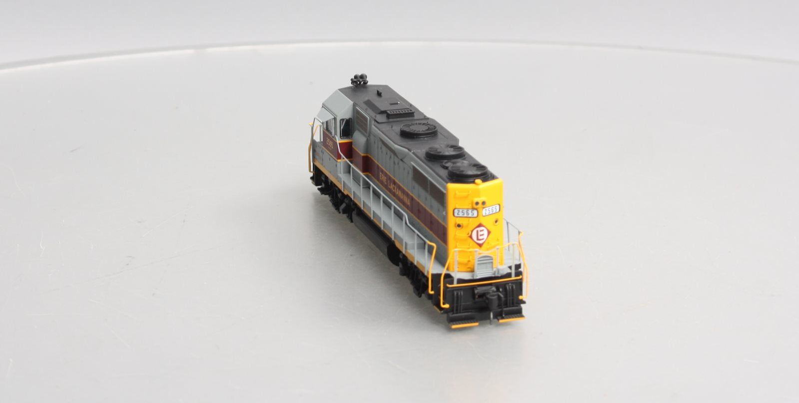 Walthers 920-49157 HO Erie Lackawanna EMD GP35 PH II Diesel Locomotive #2565