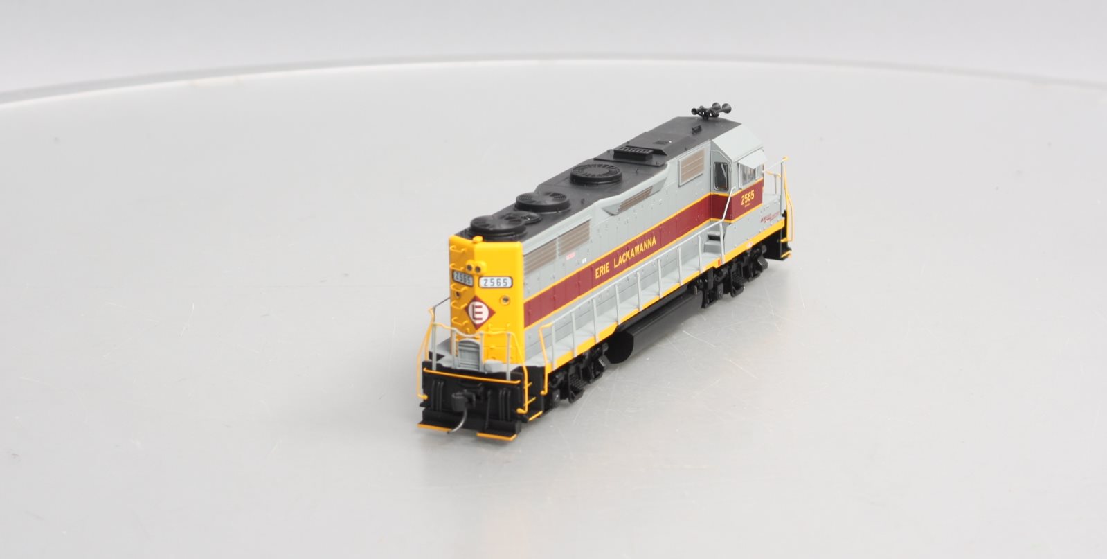 Walthers 920-49157 HO Erie Lackawanna EMD GP35 PH II Diesel Locomotive #2565