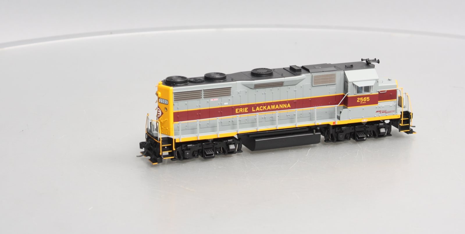 Walthers 920-49157 HO Erie Lackawanna EMD GP35 PH II Diesel Locomotive #2565