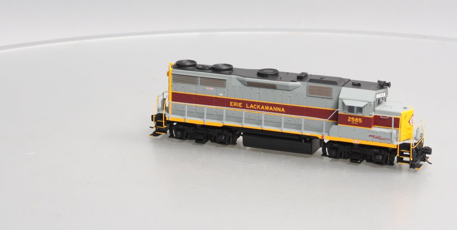 Walthers 920-49157 HO Erie Lackawanna EMD GP35 PH II Diesel Locomotive #2565