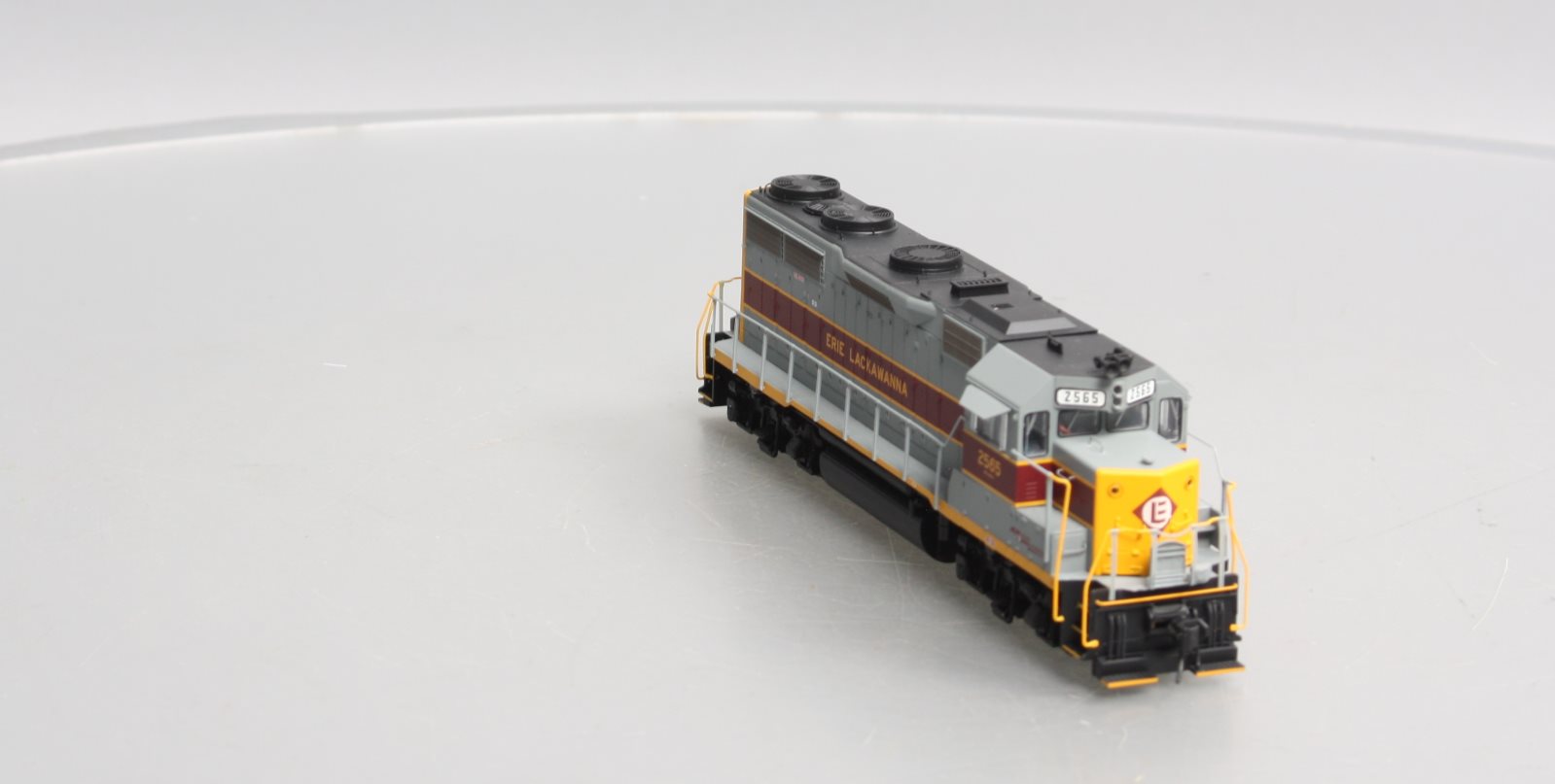 Walthers 920-49157 HO Erie Lackawanna EMD GP35 PH II Diesel Locomotive #2565