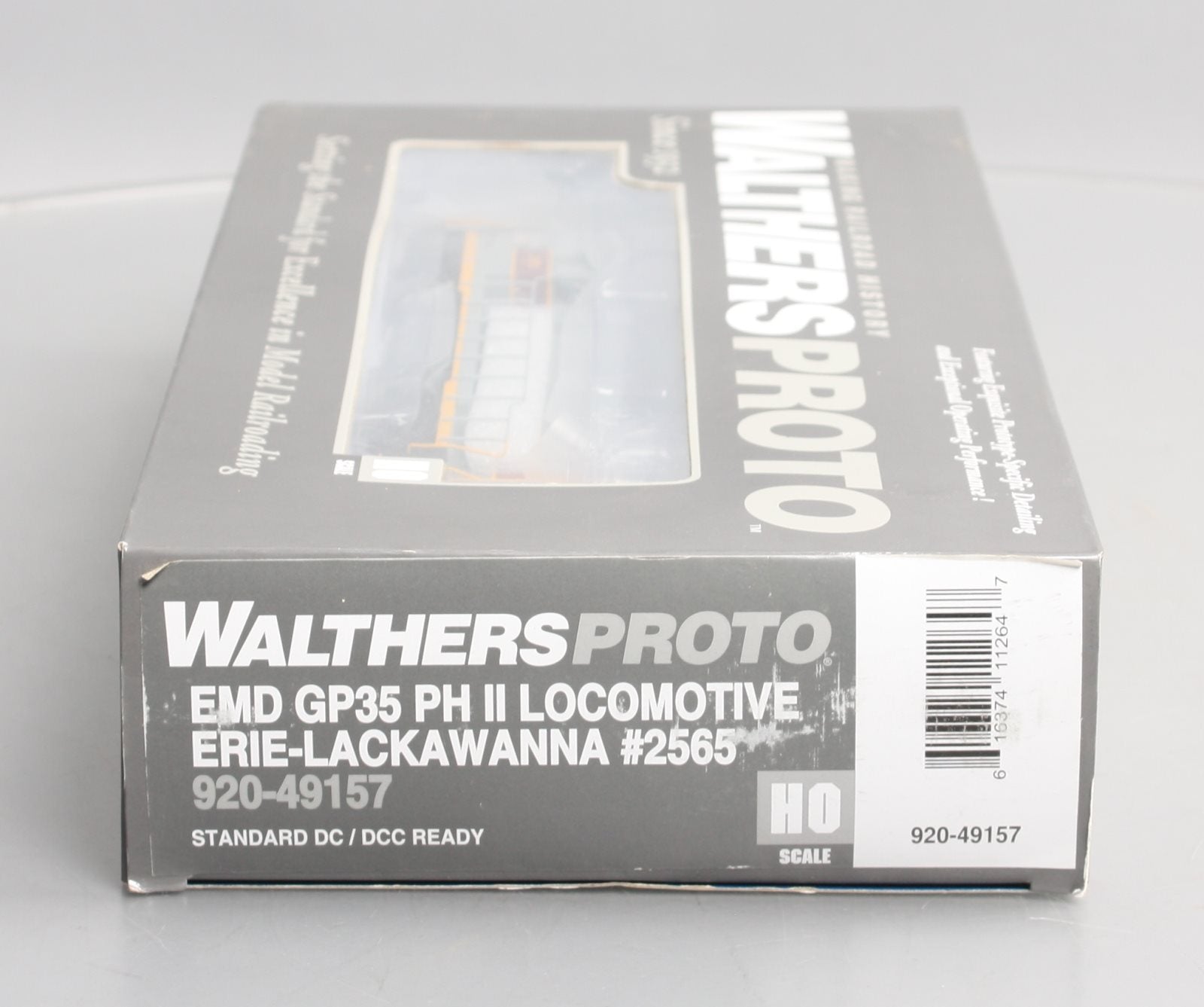Walthers 920-49157 HO Erie Lackawanna EMD GP35 PH II Diesel Locomotive #2565
