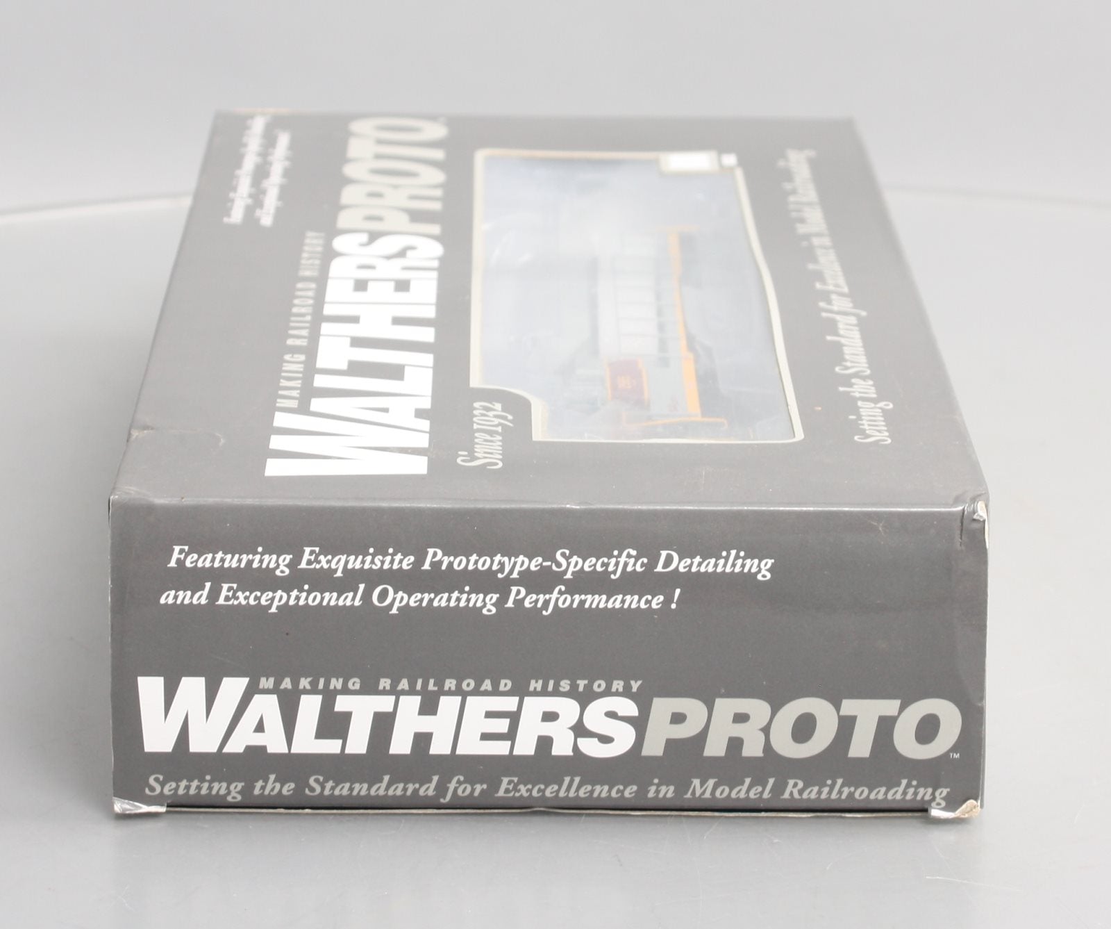 Walthers 920-49157 HO Erie Lackawanna EMD GP35 PH II Diesel Locomotive #2565