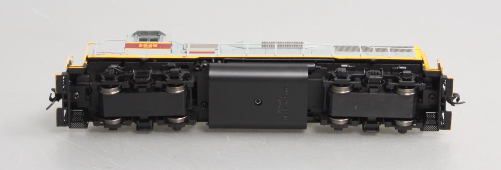 Walthers 920-49157 HO Erie Lackawanna EMD GP35 PH II Diesel Locomotive #2565