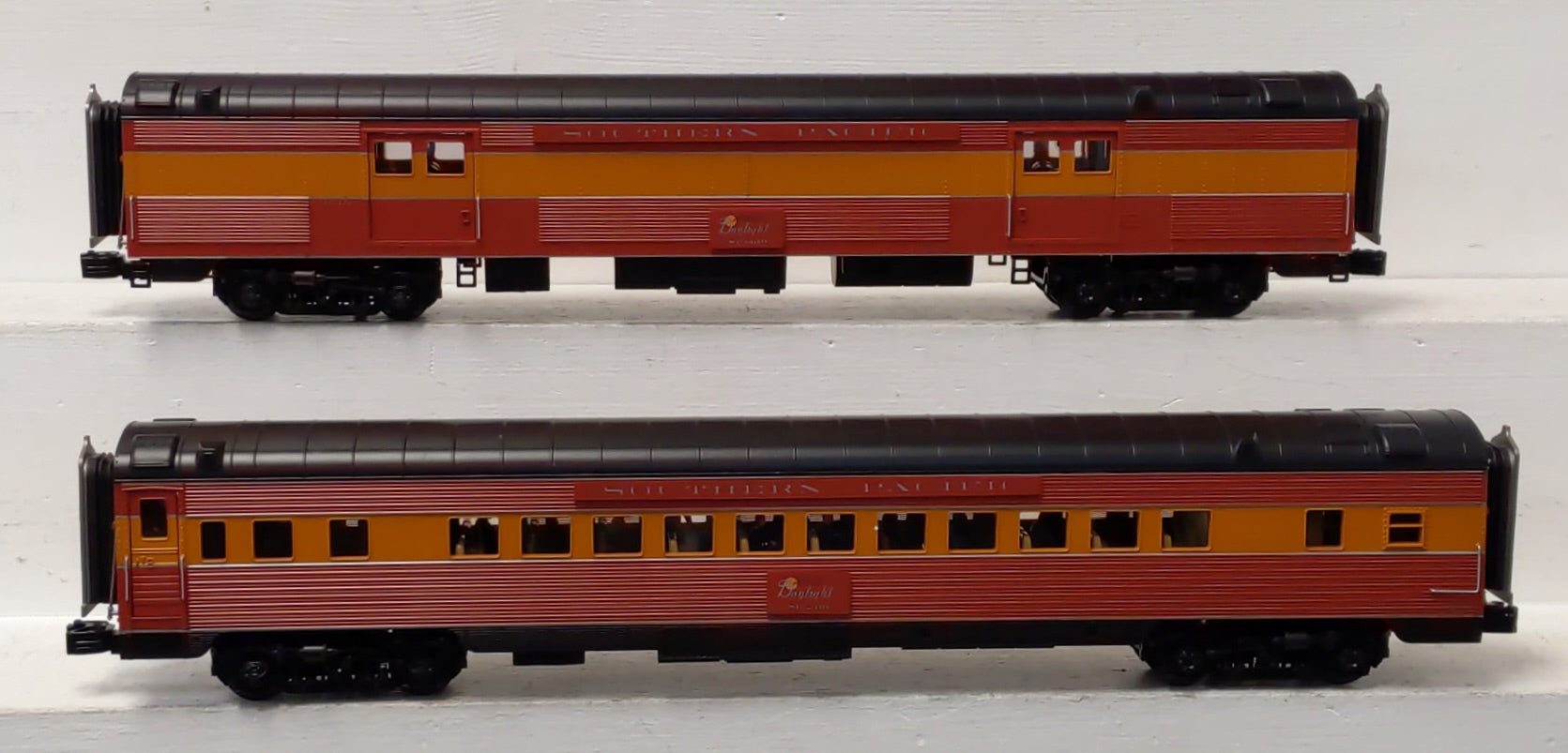 MTH 20-69239 O Gauge SP 70' Streamlined Baggage/Coach Passenger Set (Set of 2) LN/Box