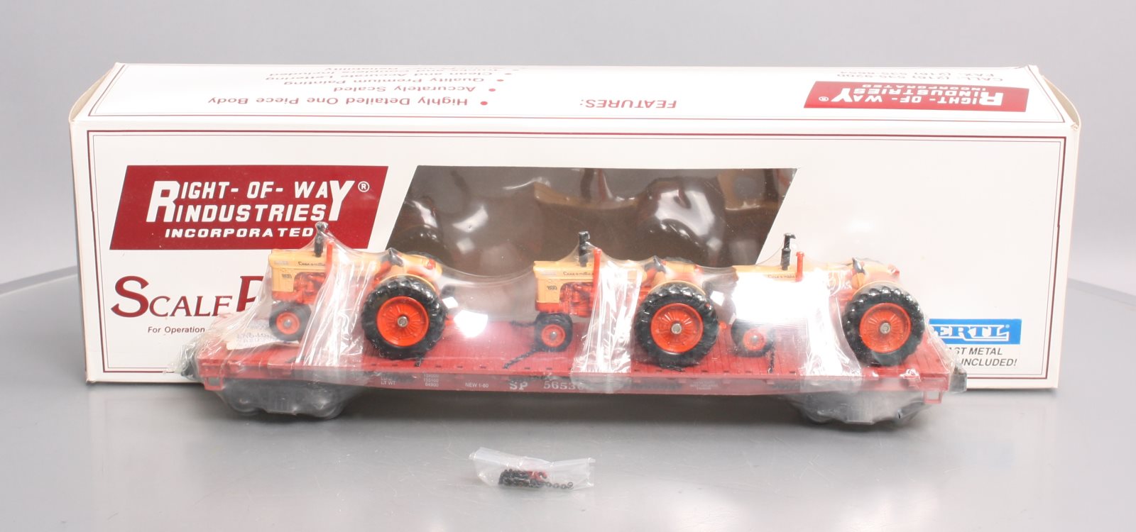 Right-of-Way 565368 O Gauge SP Flatcar with 3 Ertl Tractors NIB