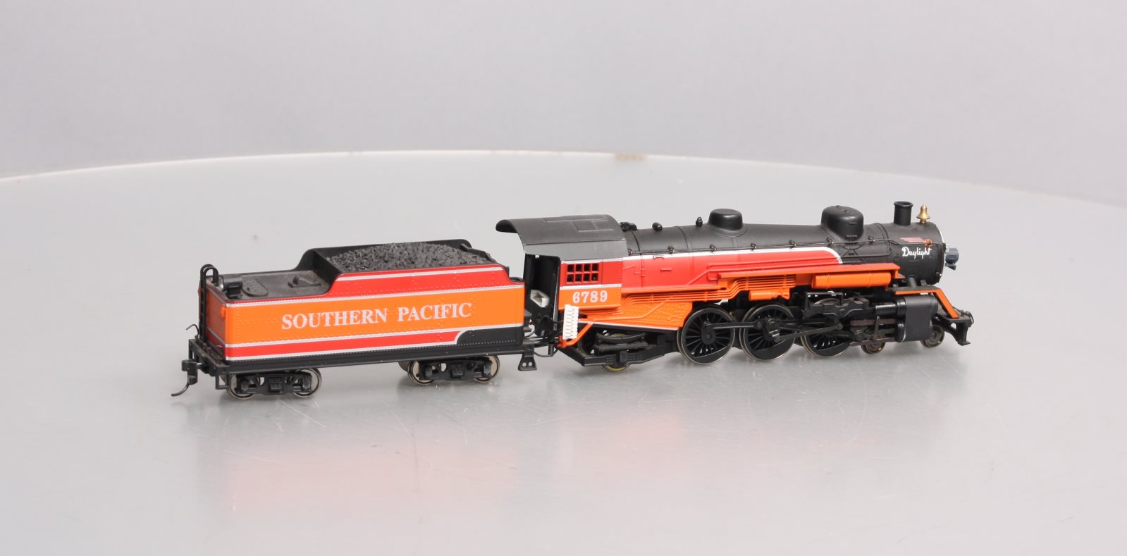 IHC 25025 HO Southern Pacific Daylight Loco 4-6-2 Pacific Premier Gold Series