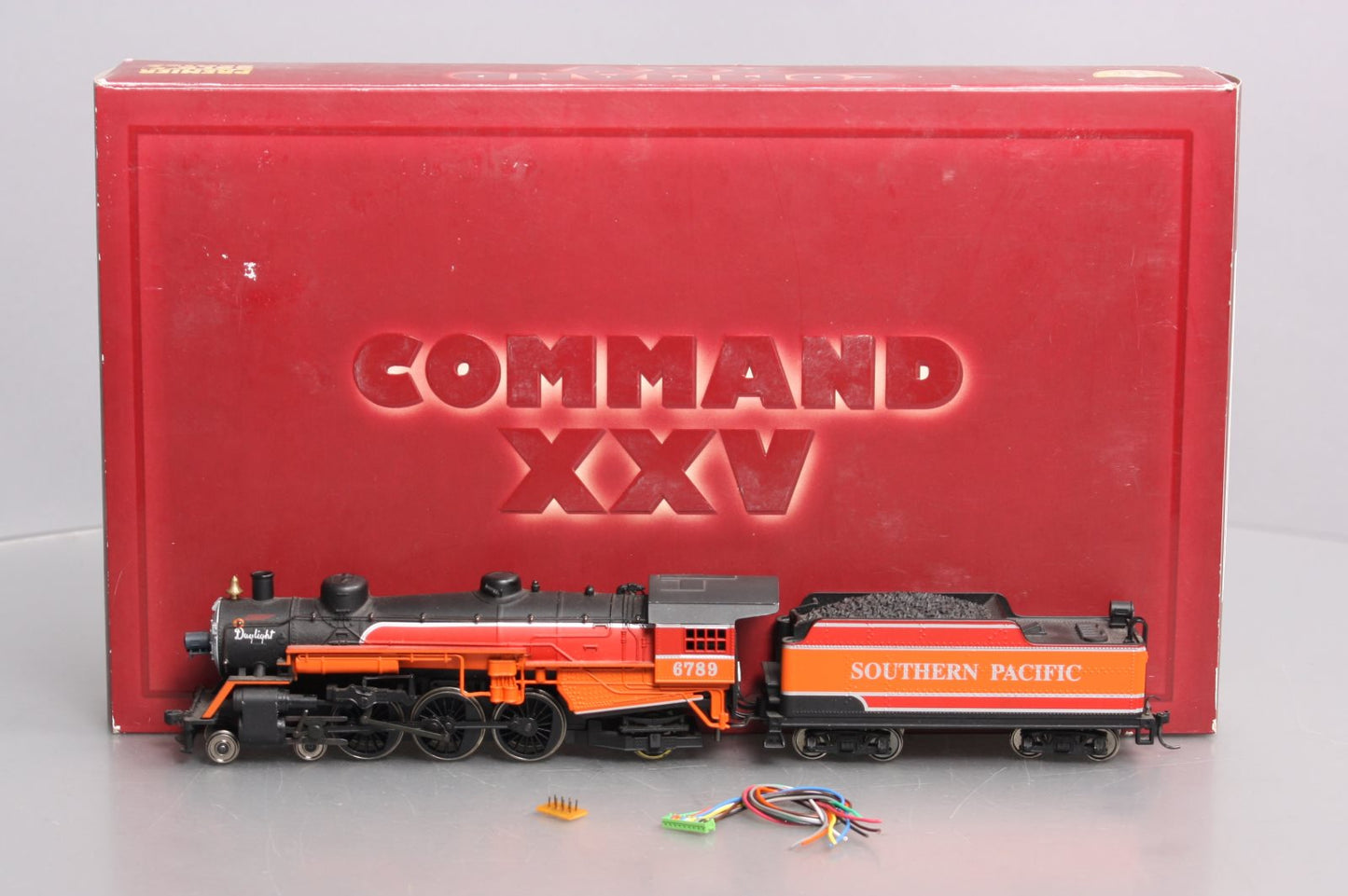 IHC 25025 HO Southern Pacific Daylight Loco 4-6-2 Pacific Premier Gold Series