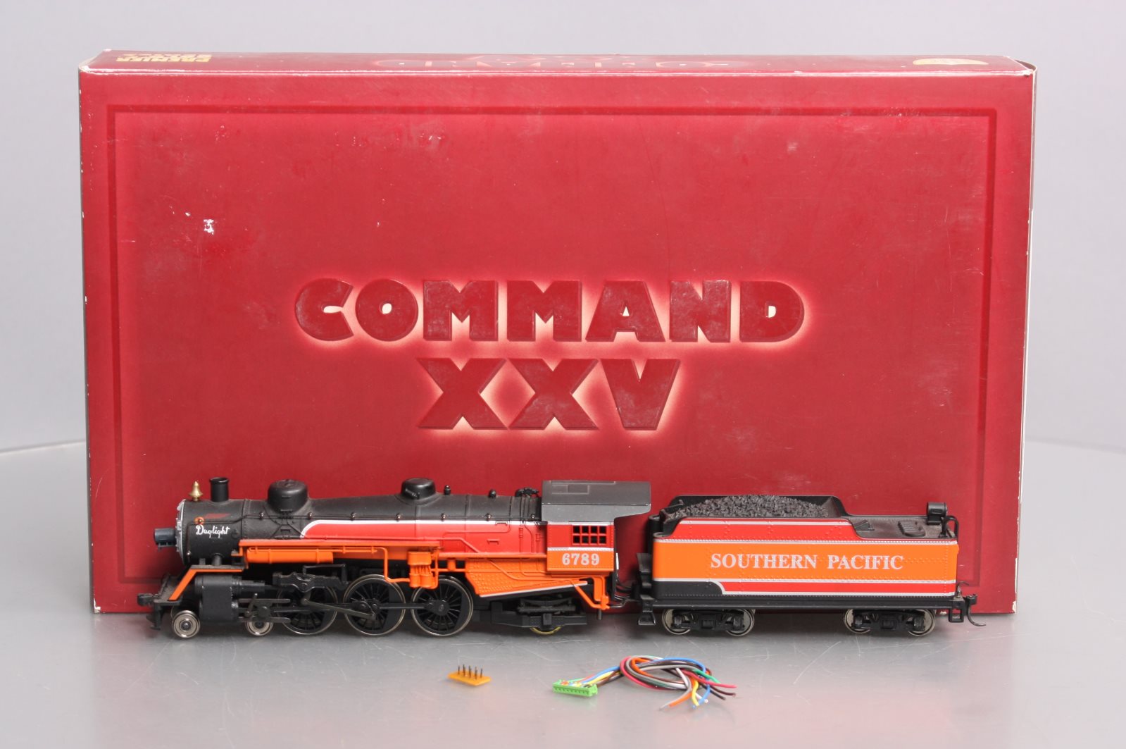 IHC 25025 HO Southern Pacific Daylight Loco 4-6-2 Pacific Premier Gold Series