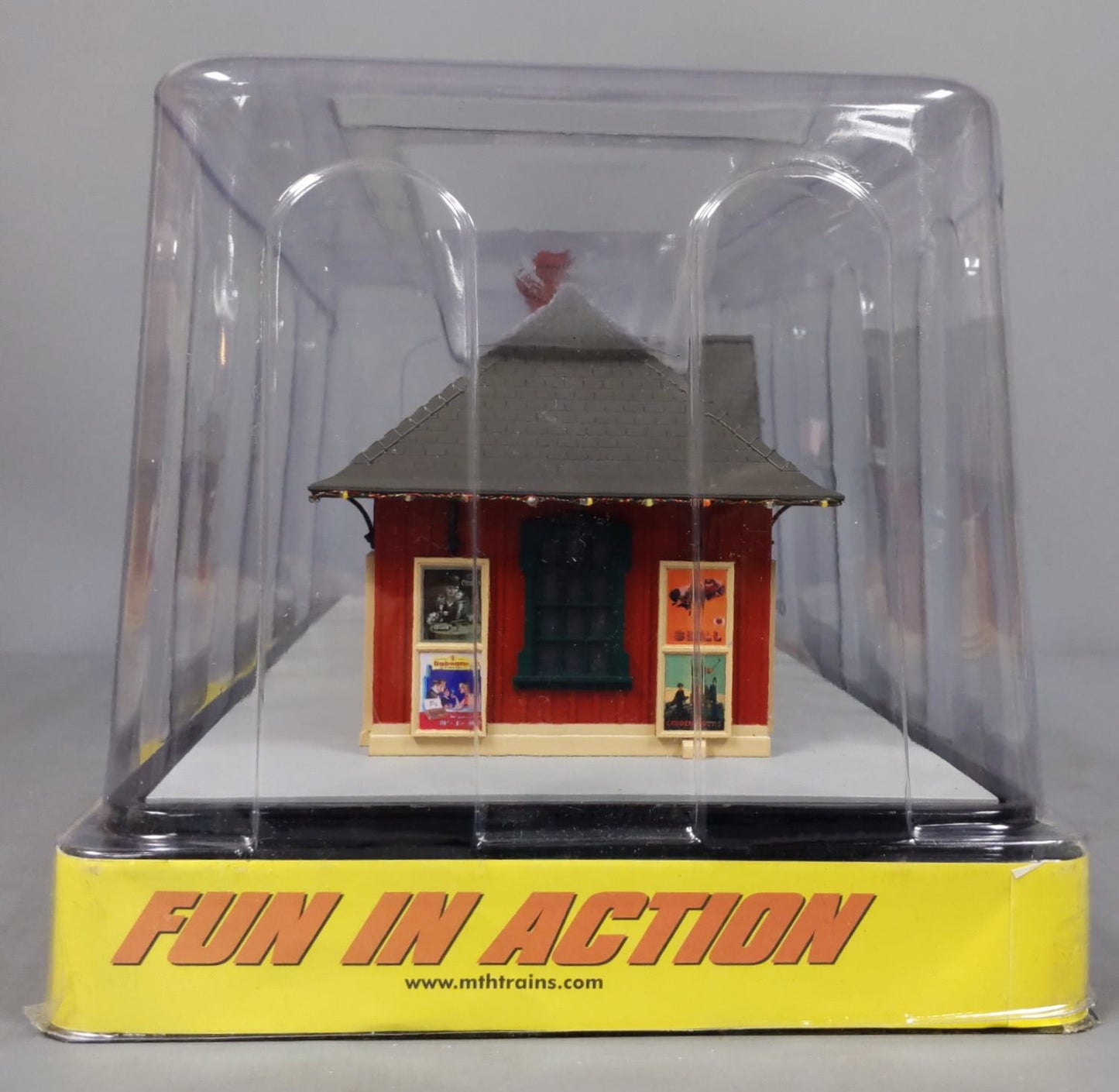 MTH 30-90524 O Main Street Country Pass Station w/ Operating Christmas Lights