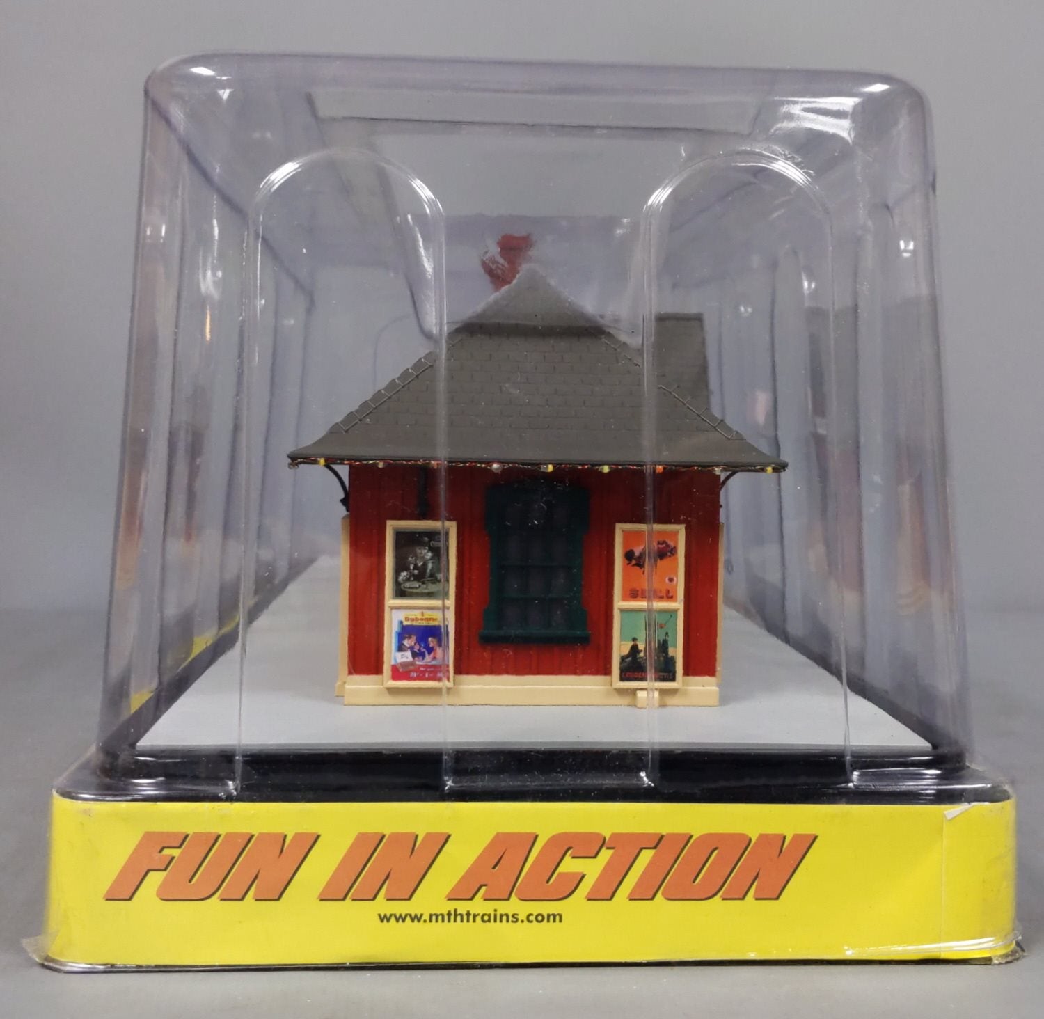 MTH 30-90524 O Main Street Country Pass Station w/ Operating Christmas Lights