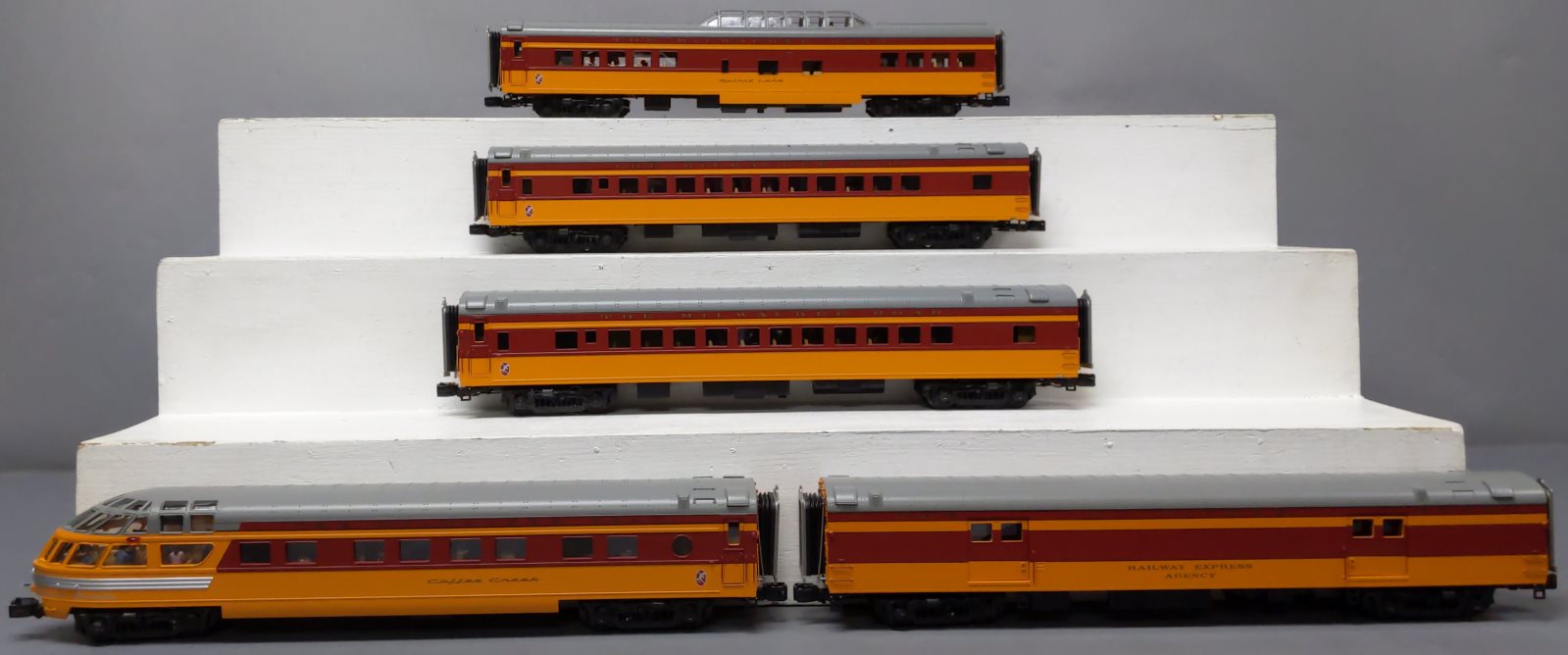 MTH 20-65284 O Milwaukee Road 70' Streamlined Passenger Car Set (Set of 5)