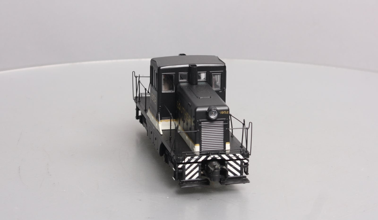 MTH 20-20469-1 O Southern G.E. 44 Ton Diesel Engine w/P-S 3.0 (Hi-Rail) #1952