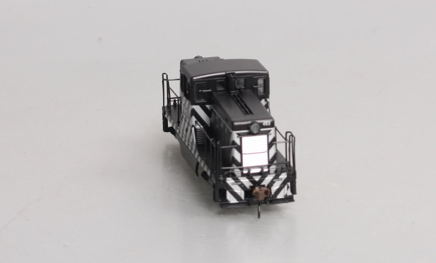 Bachmann 62208 HO Scale SF/Zebra Stripe 44-Ton Switcher #463 w/DCC