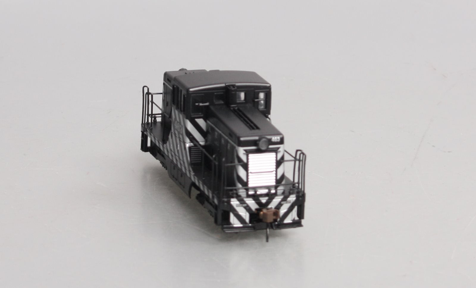 Bachmann 62208 HO Scale SF/Zebra Stripe 44-Ton Switcher #463 w/DCC
