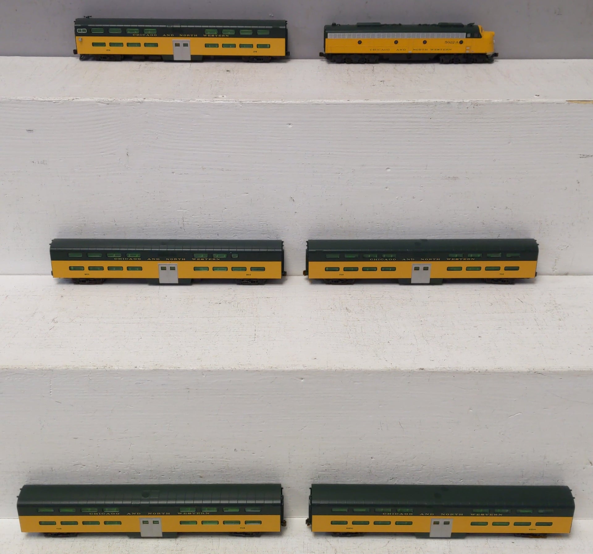 Kato 106-0046 N Scale C&NW 400 Diesel Passenger Starter Set (Set of 6)