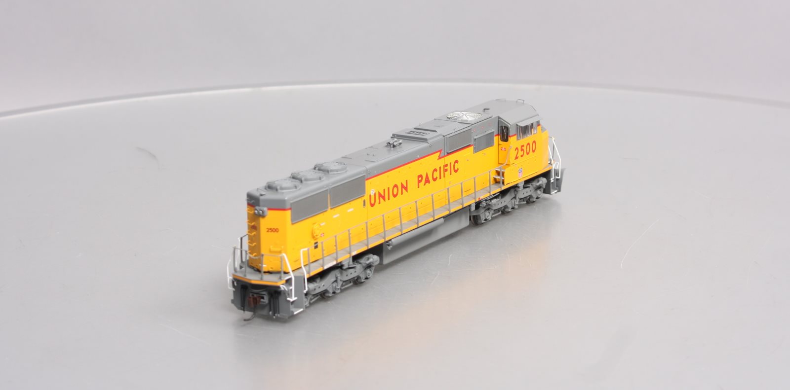 Athearn G67281 HO Union Pacific SD60M Diesel Locomotive #2500 – Trainz
