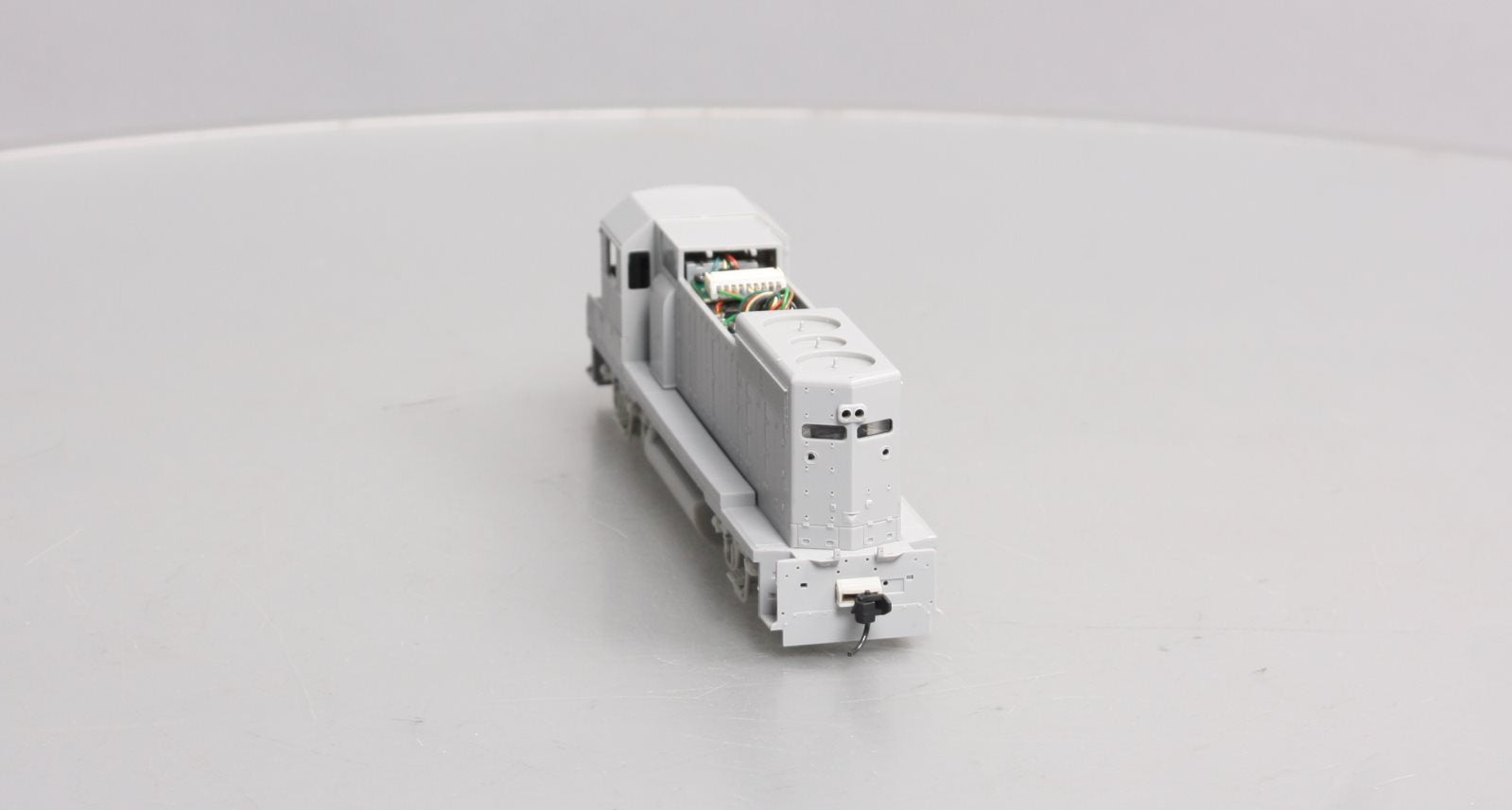 Walthers 920-49162 HO Undecorated EMD GP35 Phase II Standard DC