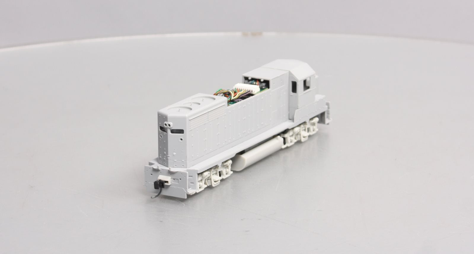 Walthers 920-49162 HO Undecorated EMD GP35 Phase II Standard DC
