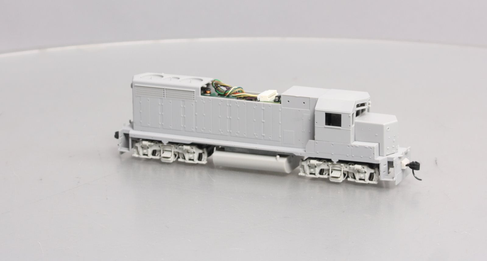 Walthers 920-49162 HO Undecorated EMD GP35 Phase II Standard DC