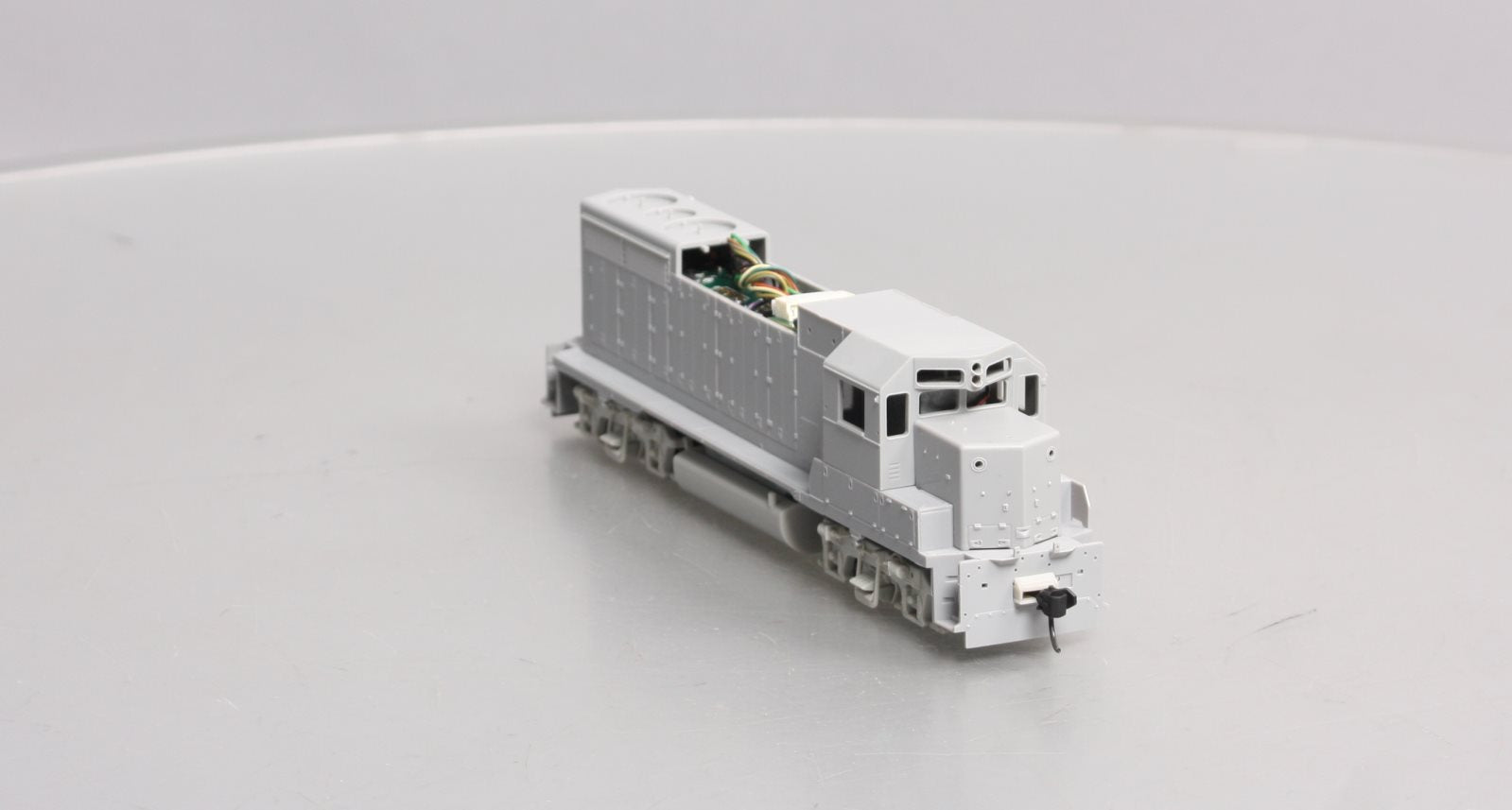 Walthers 920-49162 HO Undecorated EMD GP35 Phase II Standard DC